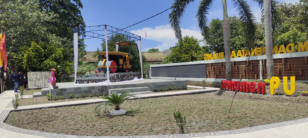 SIMBOL SEMANGAT: Monumen PU berupa Stump yang berada di area Kantor PUPR Lobar dinilai menjadi tempat rekreasi baru bagi masyarakat. (HABIBUL ADNAN/LOMBOK POST)