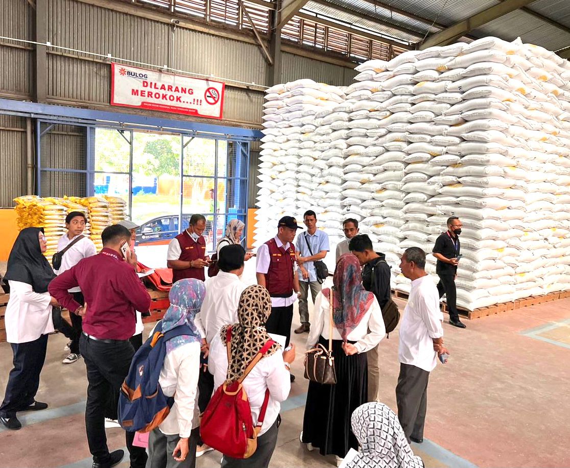 PASTIKAN STOK AMAN: Tim Satgas Pangan Polda NTB melakukan pengecekan stok beras di gudang Bulog, akhir pekan lalu. (Harli/Lombok Post)