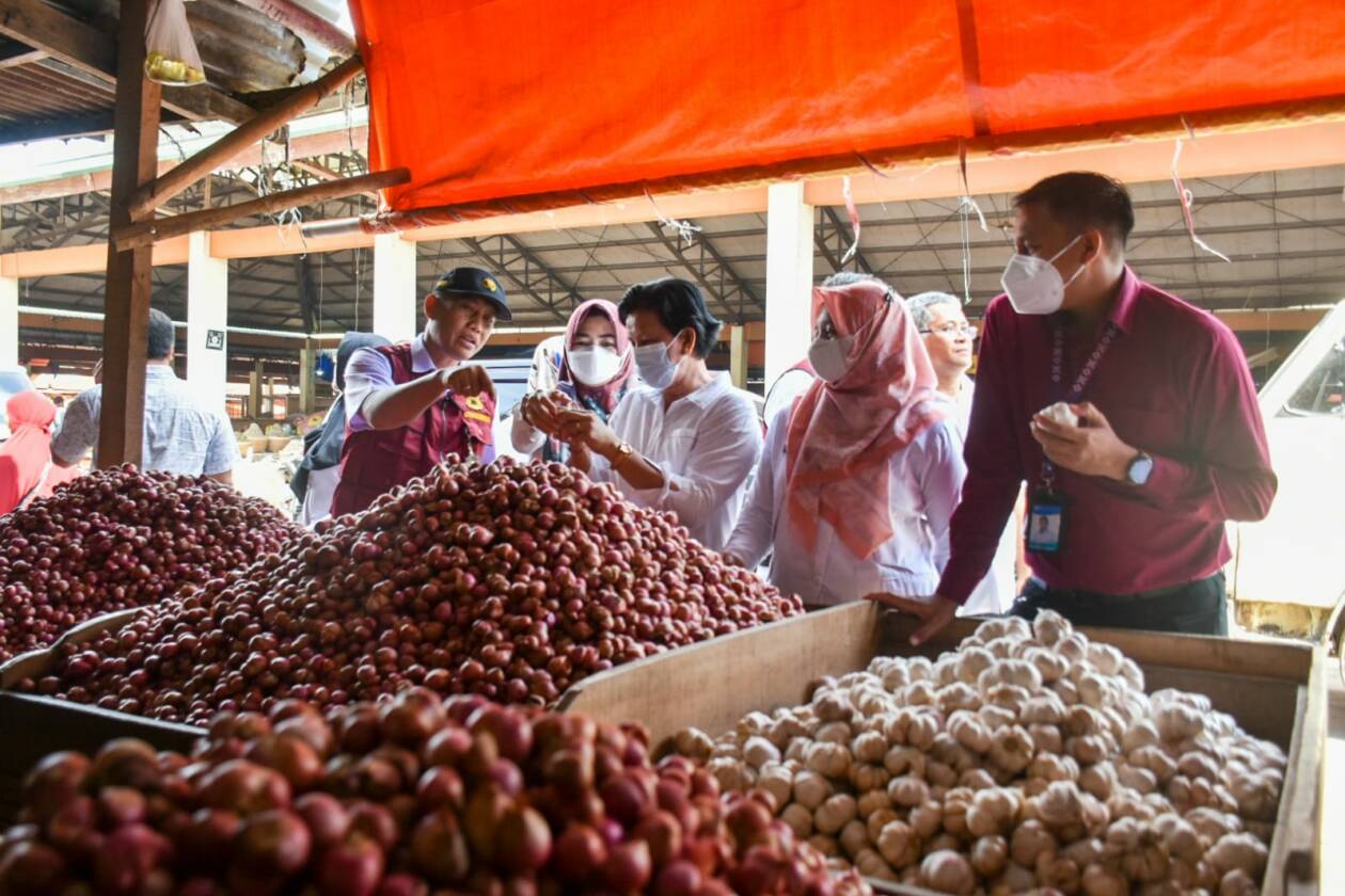 PASTIKAN CUKUP: Satgas Pangan dan Tim Pengendali Inflasi Daerah mengecek stok bawang merah di Pasar Mandalika, Kota Mataram. (Ist/Lombok Post)