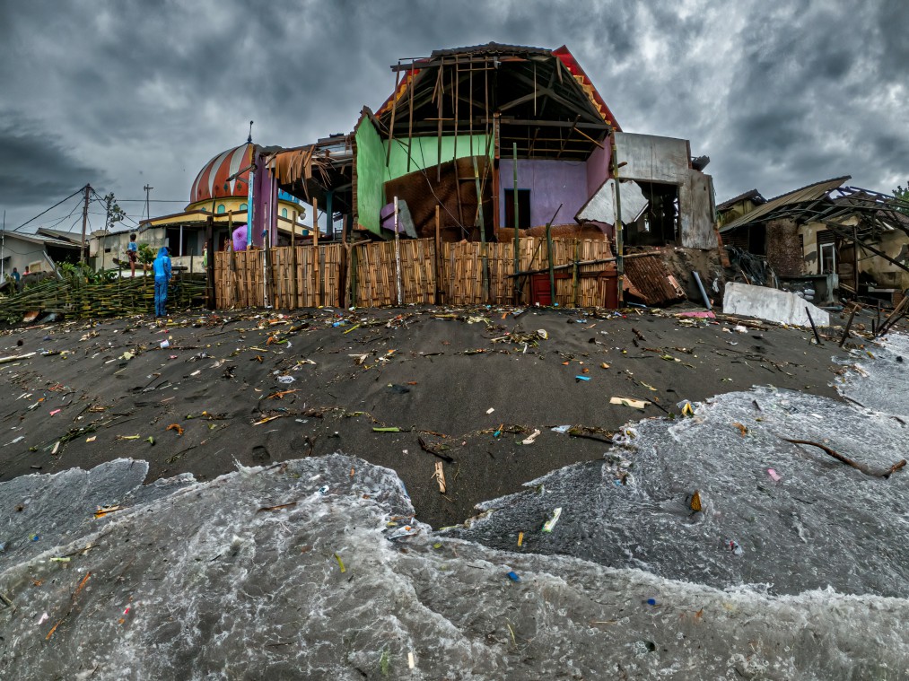 AKIBAT CUACA EKSTREM: Beberapa rumah rusak di Lingkungan Kampung Bugis, Ampenan, Kota Mataram, kemarin. Angin besar serta hantaman ombak tidak mampu ditahan beberapa bangunan di pinggir pantai ini.( IVAN/LOMBOK POST )