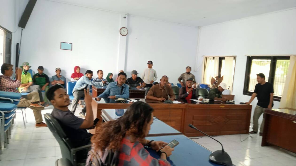 RAPAT: DPRD Kota Bima menggelar rapat dengar pendapat bersama warga Kelurahan Dara dan Plt Dirut PDAM Bima, kemarin.(ISTIMEWA/LOMBOK POST)