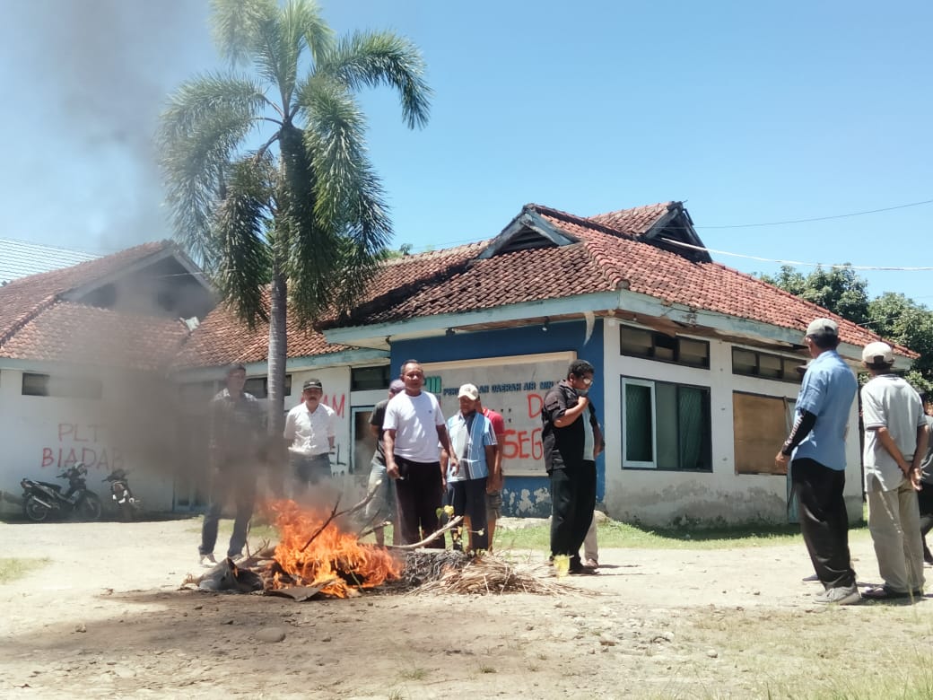 BAKAR BAN: Perwakilan eks karyawan menggelar aksi bakar ban di halaman kantor PDAM Bima, kemarin.(GUNAWAN/LOMBOK POST)
