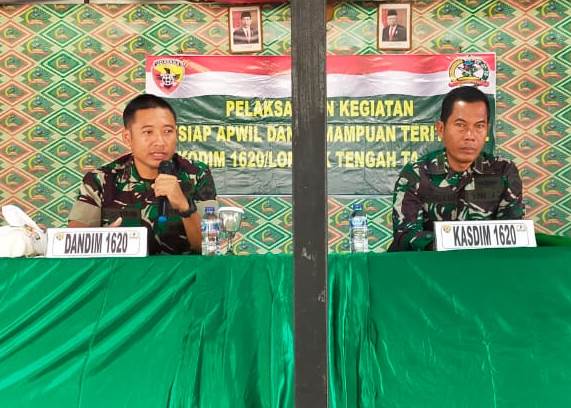 PENGARAHAN: Dandim 1620/Loteng Letkol Kav IF Andi Yusuf Kertanegara (kiri) saat memberikan pengarahan bagi anggotanya, beberapa hari lalu. (Dedi/Lombok Post)