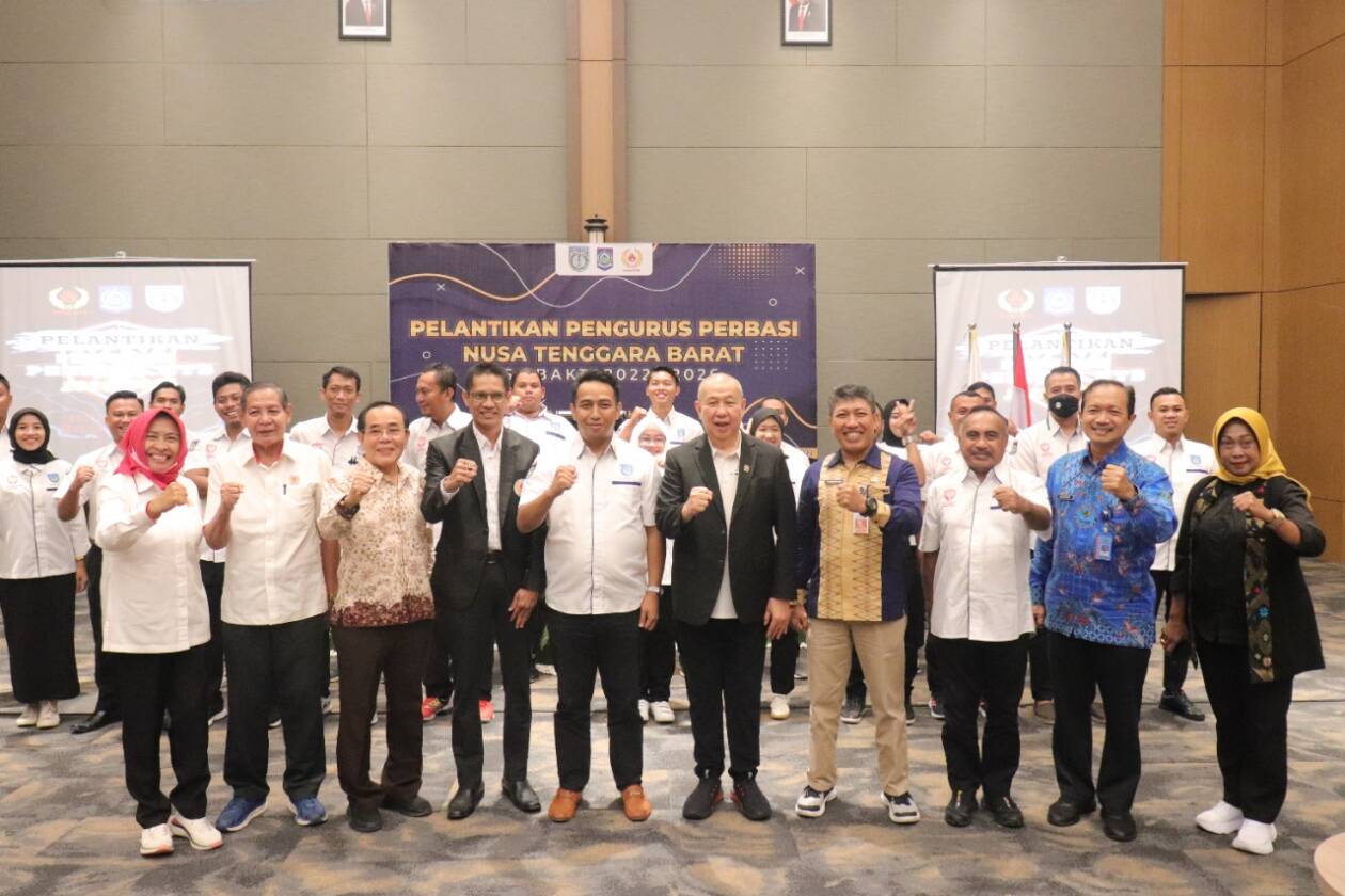 DILANTIK: Jajaran pengurus Pengprov Perbasi NTB bersama Ketua PP Perbasi Danny Kosasih (lima dari kanan) usai pelantikan, kemarin (20/12).(PUJO/LOMBOK POST)