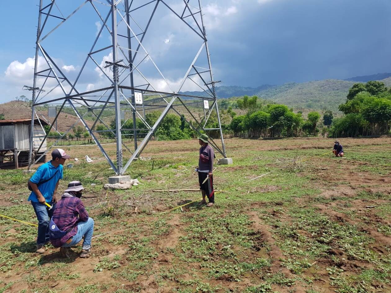 AMANKAN ASET: Proses pengukuran aset tanah di wilayah kerja PLN UIP Nusra untuk pembuatan sertifikat. (Istimewa)