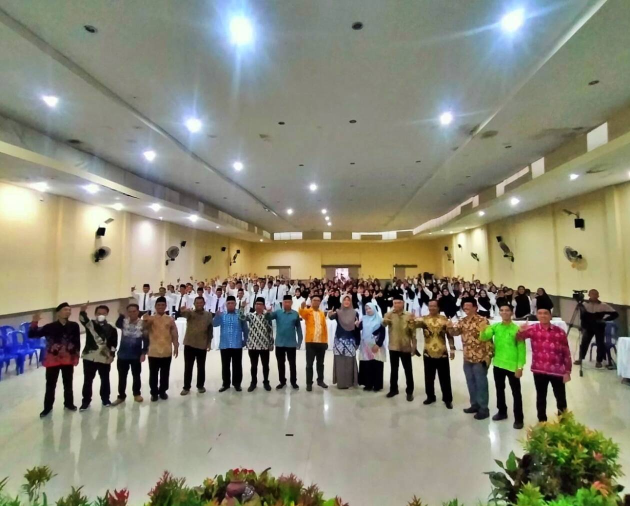 PENGUKUHAN: Sebanyak 829 mahasiswa PPG Dalam Jabatan Universitas Hamzanwadi tahun 2022 dikukuhkan di Auditorium Hj Siti Rauhun Abdul Majid gedung lantai tiga rektorat Universitas Hamzanwadi, beberapa waktu lalu. (Universitas Hamzanwadi for Lombok Post)