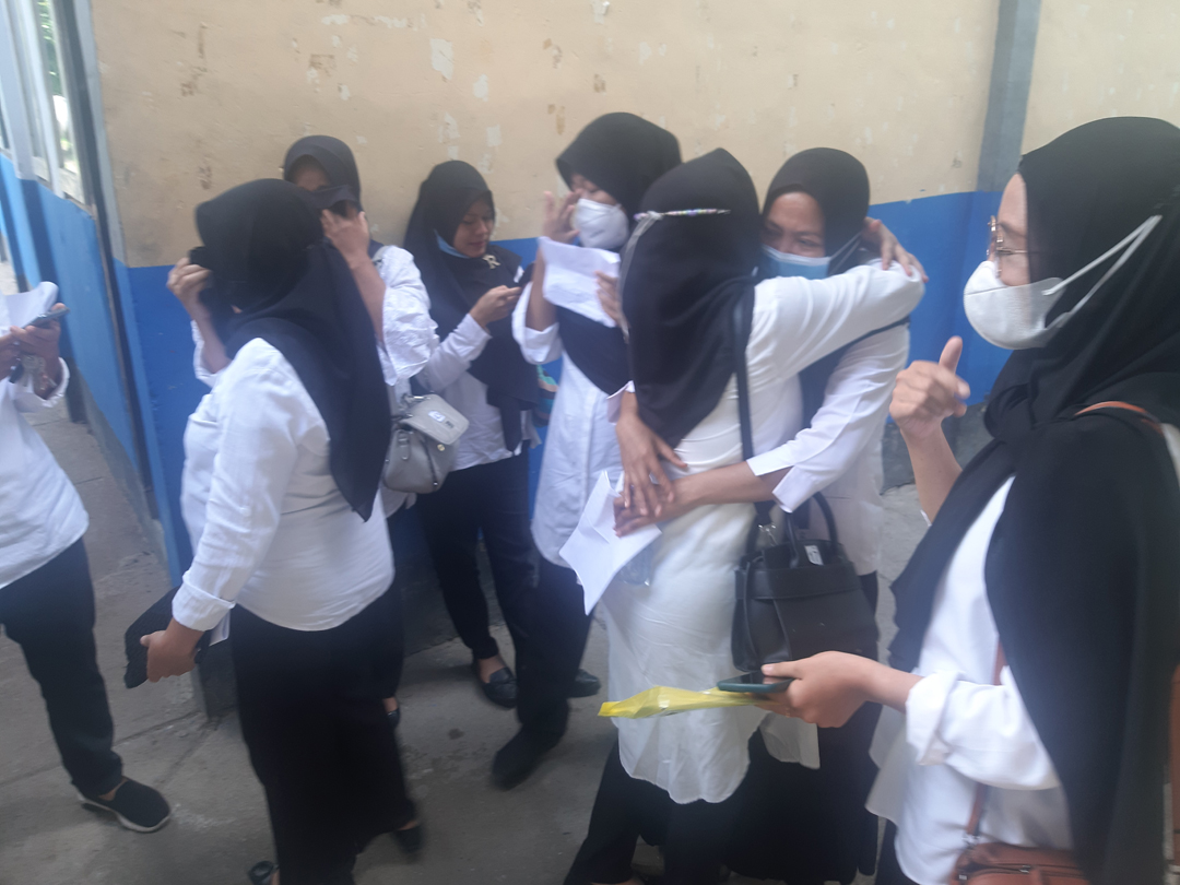 TERHARU: Perawat RSUD Sumbawa Fatma mendapat pelukan dari rekan-rekannya usai mengetahui dirinya meriah nilai tertinggi uji kompetensi PPPK Nakes. (ABET/LOMBOK POST)