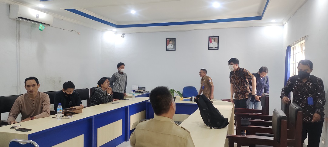 MASALAH KLIR: Mantan karyawan PT JB dan manajemen PT JB keluar dari ruang mediasi Disnaker. Mereka dipertemukan dalam satu ruangan, kemarin.(HABIBUL ADNAN/LOMBOK POST)