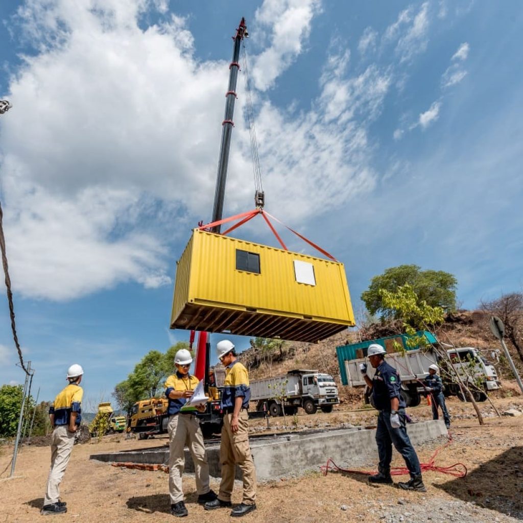 PARA PEKERJA: Karyawan PT Sumbawa Timur Mining (STM) saat bekerja di area tambang di Kecamatan Hu’u, kabupaten Dompu, belum lama ini.(DOK PT STM)