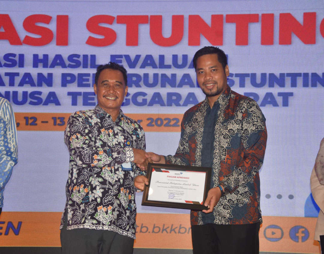 PIAGAM APRESIASI: Wakil Bupati Lombok Utara Danny Karter FR (kanan) menerima piagam apresiasi dari BKKBN di Mataram, Selasa (13/12).(PROKOPIM FOR LOMBOK POST)