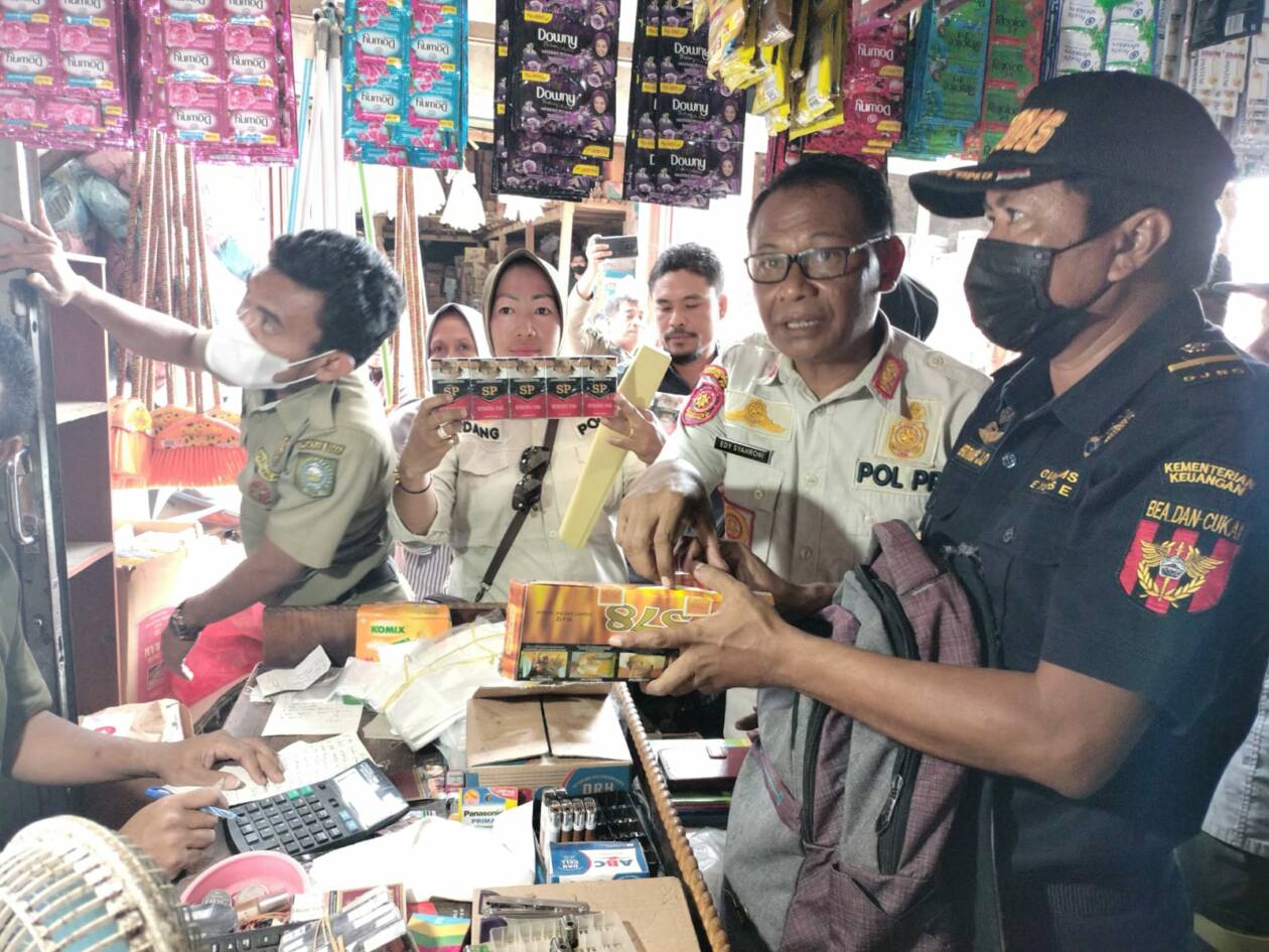 ILEGAL: Aparat gabungan mengamankan ratusan bungkus rokok ilegal di Bima, Kamis (1/12).(FIRMAN/LOMBOK POST)