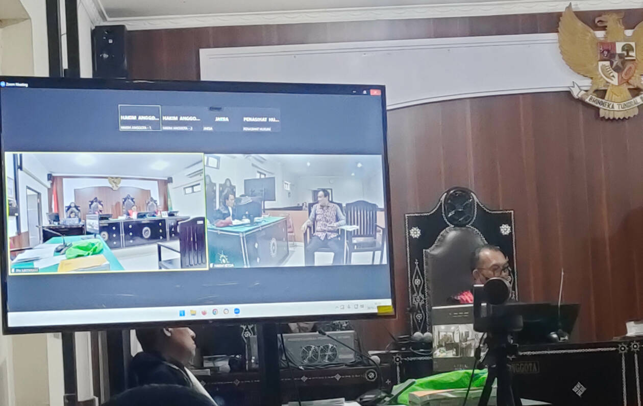 BERIKAN KESAKSIAN: Saksi ahli Dr Fathur Rauzi (sisi kanan layar) memberikan keterangan di depan majelis hakim PN Mataram, Rabu (28/12). (Harli/Lombok Post)