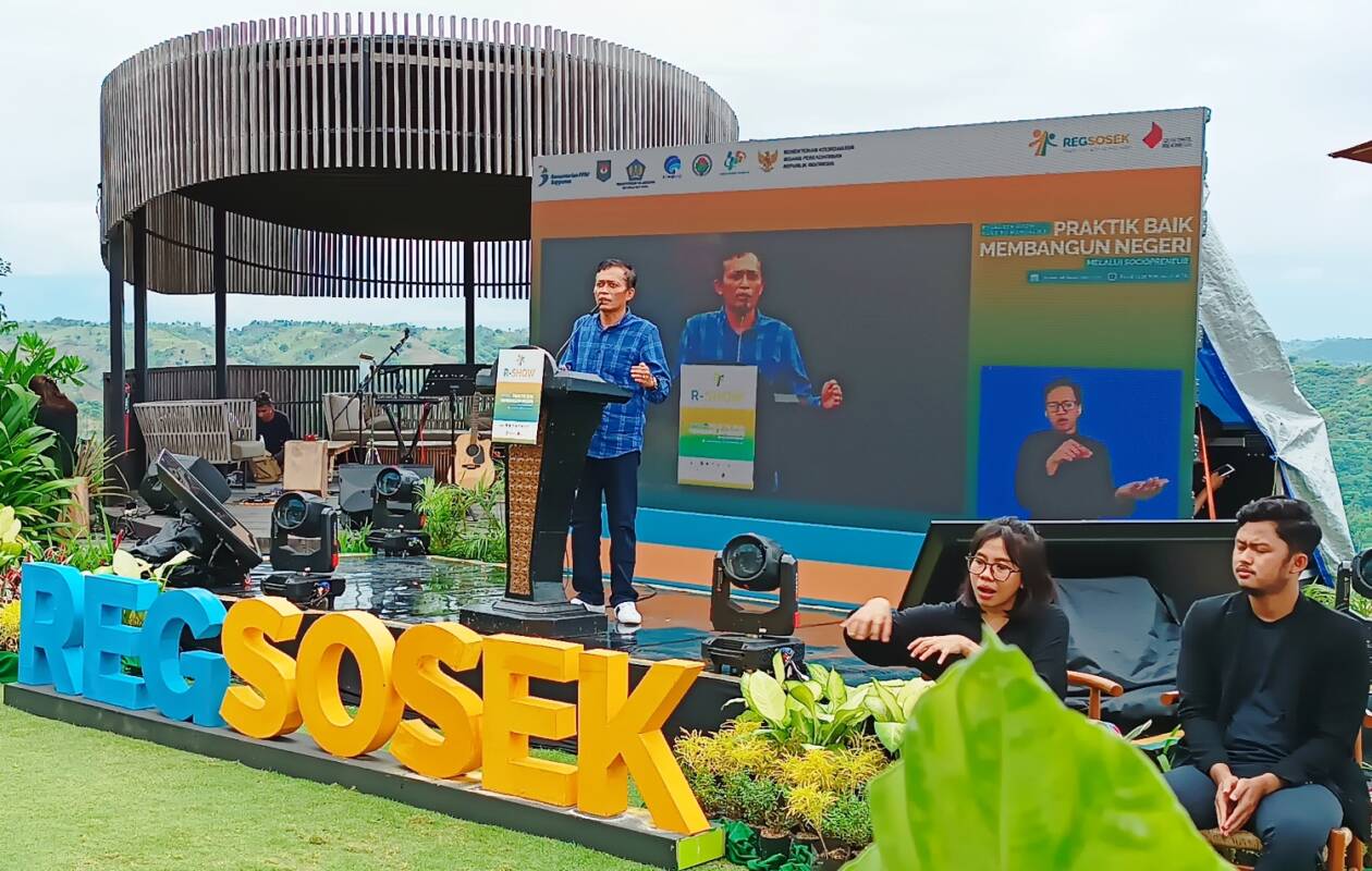 SAMBUTAN: Bupati Loteng HL Pathul Bahri saat menyampaikan sambutan di acara Kementerian PPN/Bappenas RI di Desa Prabu, Kecamatan Pujut, Loteng, Jumat (16/12) sore. (Dedi/Lombok Post)