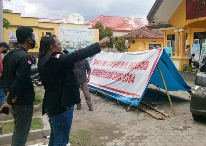 MASIH BERMASALAH: Sejumlah masyarakat melakukan aksi demo di kantor Samsat Sumbawa, beberapa waktu lalu. (Dok/Lombok Post)
