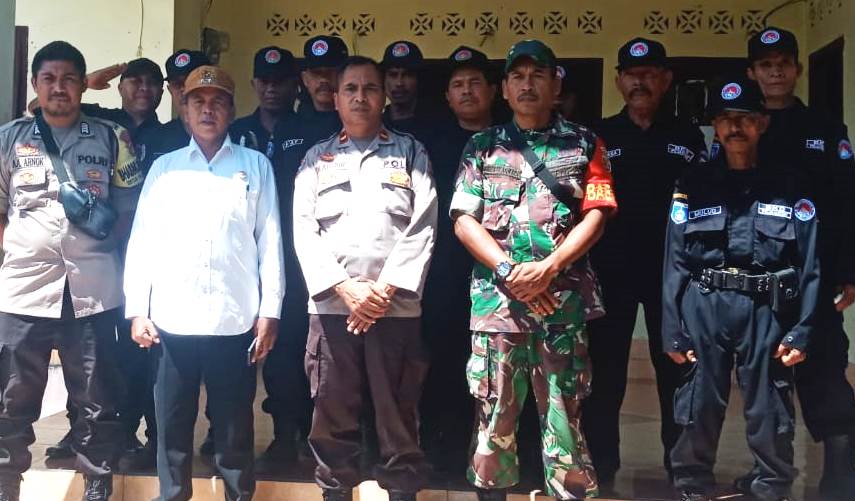 SIAP BERGERAK: Para BKD di Desa Pejanggik, Kecamatan Praya Tengah, Loteng saat berfoto bersama di kantor desa, Rabu (21/12). (Polres Loteng untuk Lombok Post)