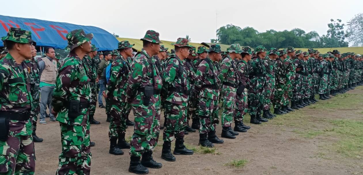 SIAP BERGERAK: Para personel TNI saat dikumpulkan di Lapangan Bundar Praya, Loteng, Jumat (2/12). (Dedi/Lombok Post)