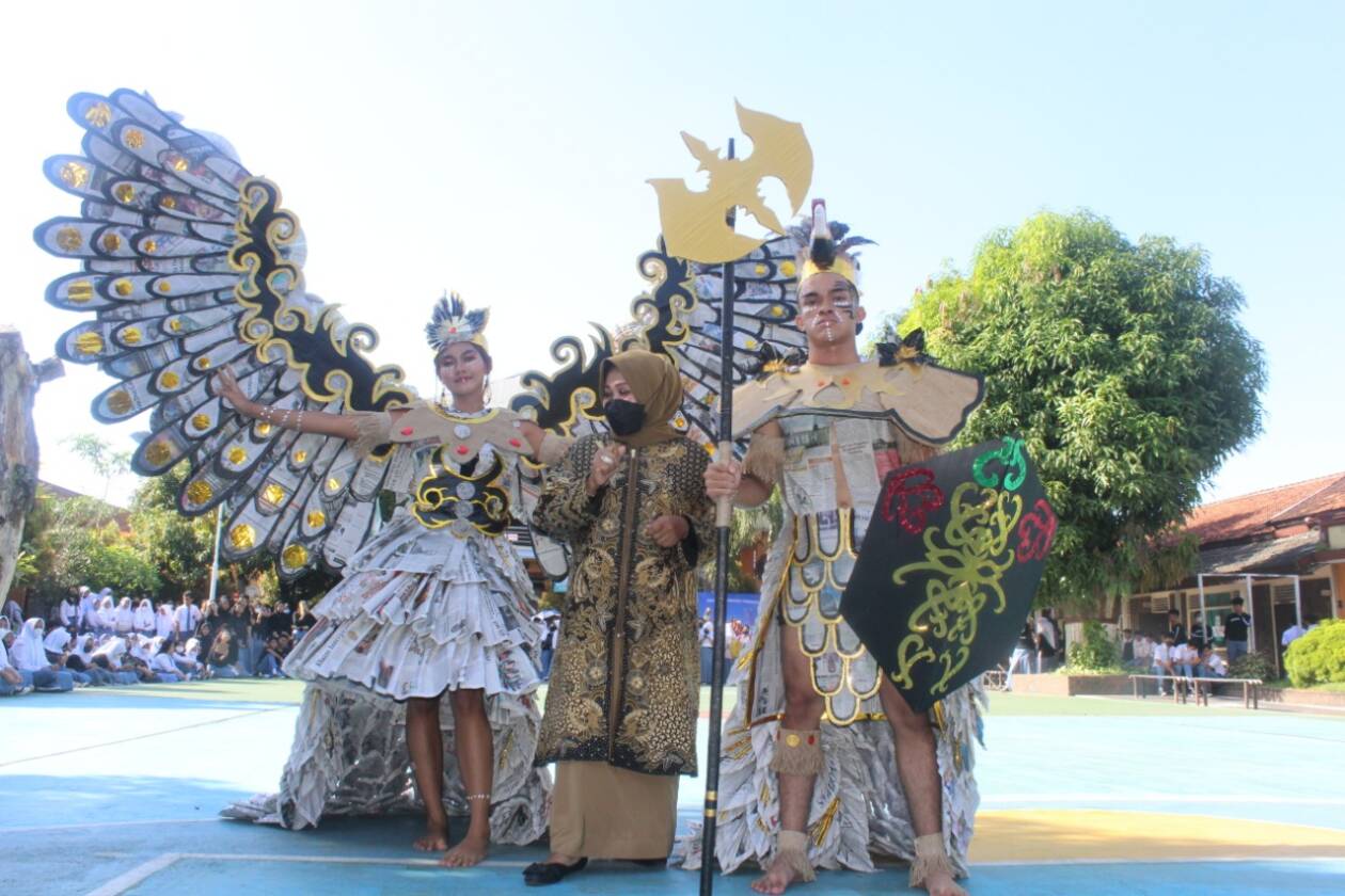DARI LIMBAH: Guru Seni Budaya SMAN 1 Mataram Leni Roslina (tengah) memperlihatkan hasil karya siswa dan siswi dari Kelas XII MIPA 1, pada Festival Karya 3Dimensi SMAN 1 Mataram, Selasa (13/12). (SMAN 1 Mataram for Lombok Post)