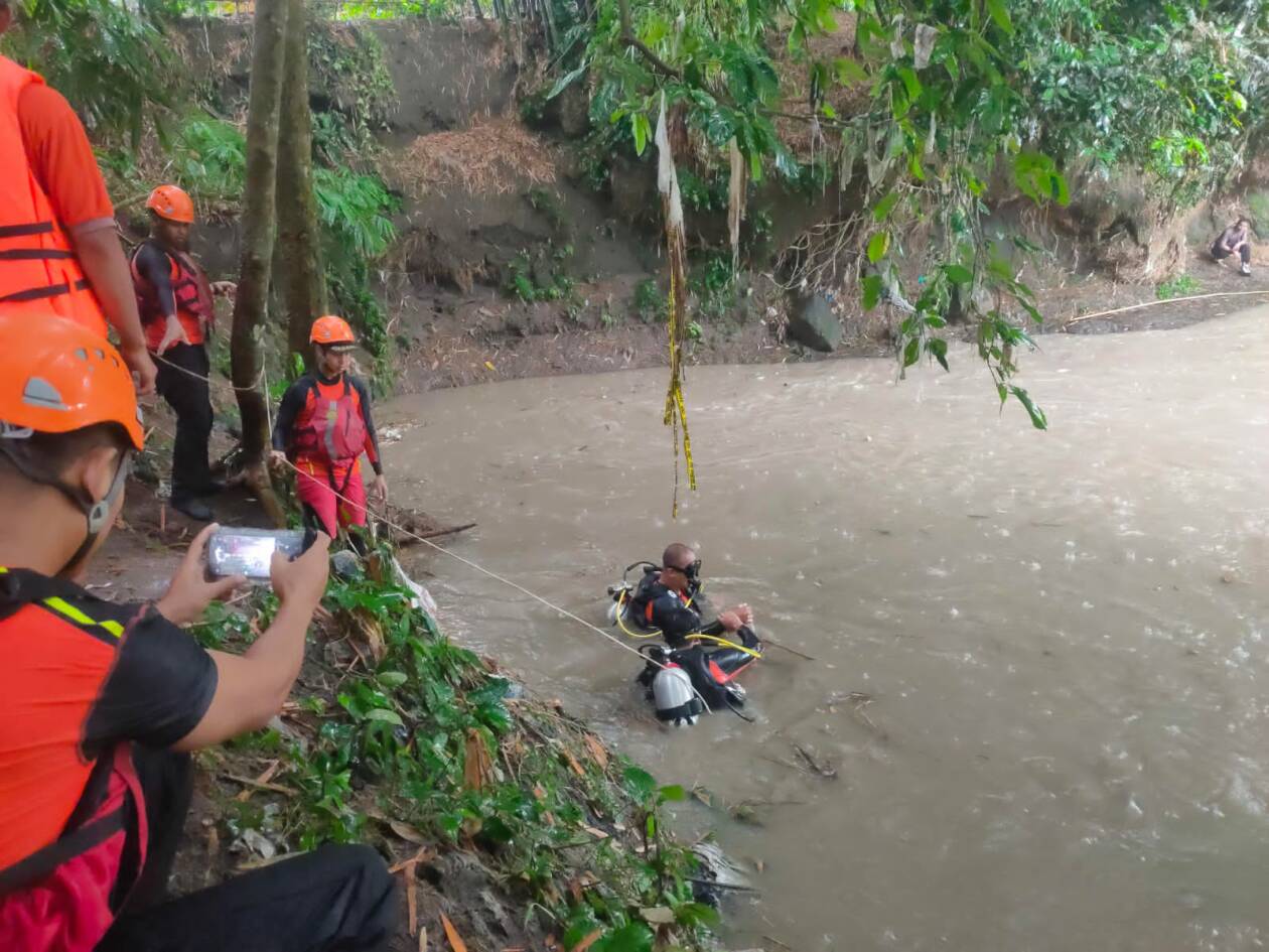 BELUM DITEMUKAN: Petugas gabungan masih melakukan pencarian korban tenggelam di sungai Dusun Monto, Desa Kuripan. (IST/LOMBOK POST)