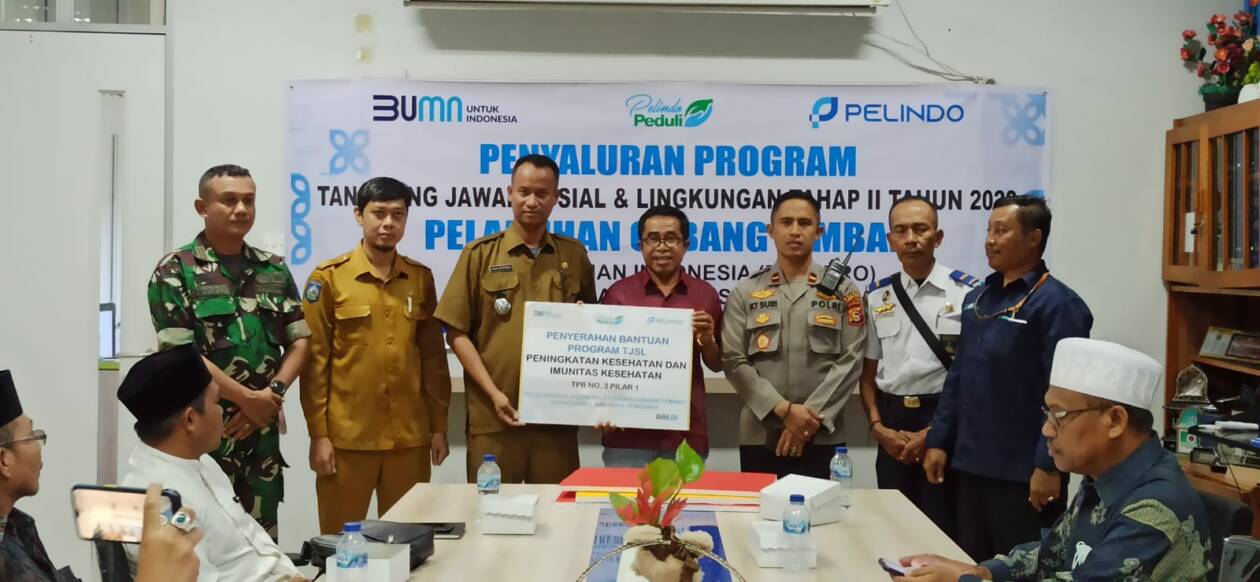 PEDULI: General Manager Pelindo Cabang Lembar (tengah) menyerahkan Program TJSL kepada masyarakat di Lembar, Selasa (20/12). (Nurul/Lombok Post)