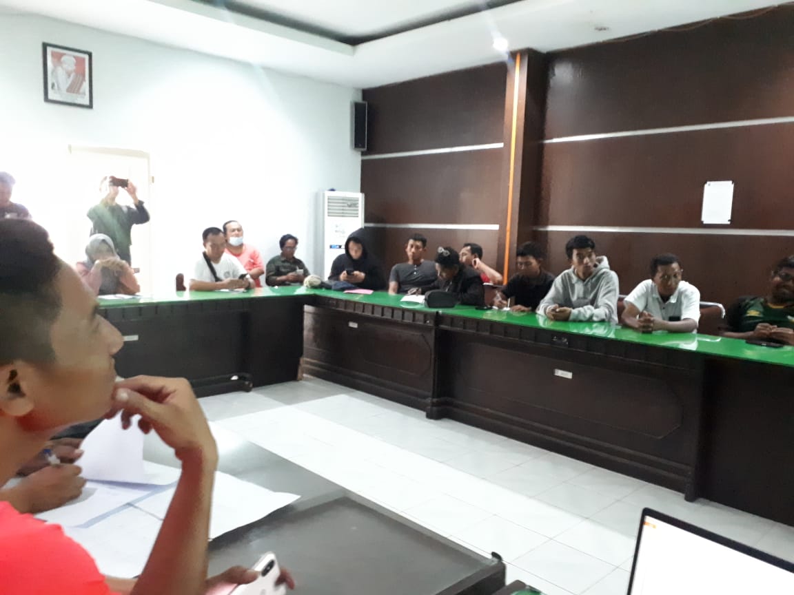 USIA DINI: Perwakilan SSB dan akademi mengikuti technical meeting kompetisi usia dini, kemarin (12/12).(PUJO/LOMBOK POST)