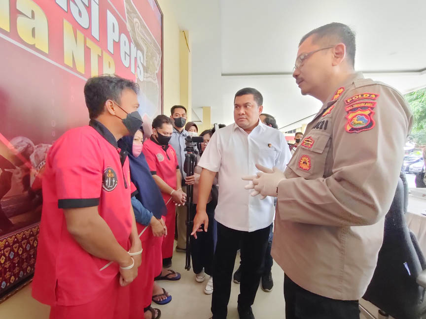KOREK INFORMASI: Kabid Humas Polda NTB Kombespol Artanto (kanan) bersama Dirreskrimum Kombespol Teddy Ristiawan (baju putih) menginterogasi tersangka TPPO di Mapolda NTB, Selasa (13/12). (Harli/Lombok Post)