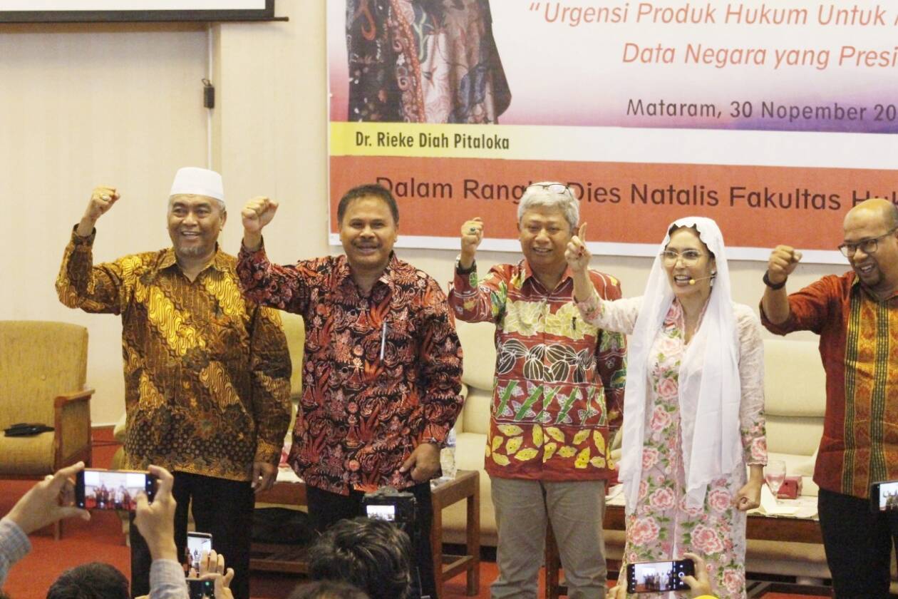 KOMPAK KOLABORASI: Rektor Unram Prof Bambang Hari Kusumo (dua dari kiri) bersama anggota Komisi IV DPR RI Rieke Diah Pitaloka (dua dari kanan), usai kuliah umum FH Unram bertajuk Urgensi Produk Hukum untuk Melahirkan Data Negara yang Presisi di Dome Unram