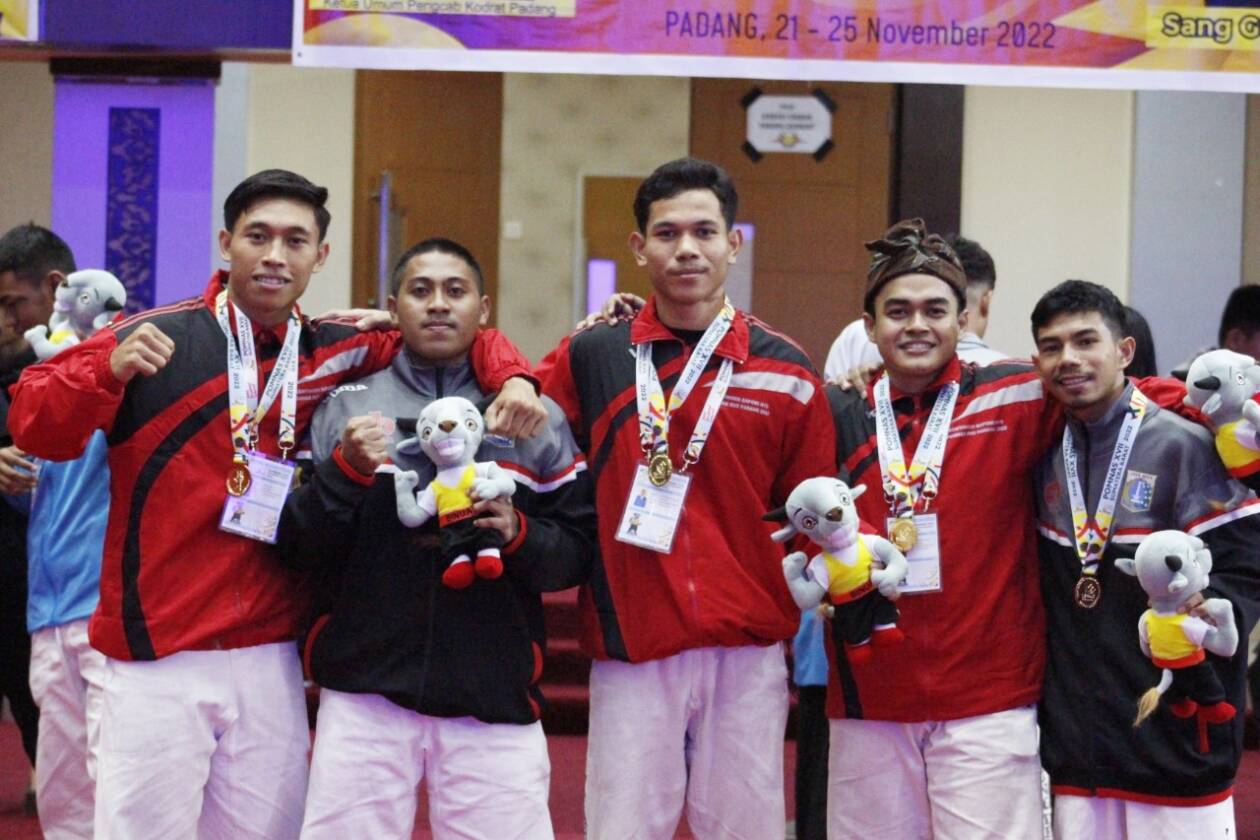 RAIHAN LUAR BIASA: Muhammad Sulthon Drajat (dua dari kanan) dan Yodi Maulana Pratama (tiga dari kiri) bersama rekan-rekannya di Pomnas XVII di Auditorium UNP, Sumbar, Sabtu (26/11).