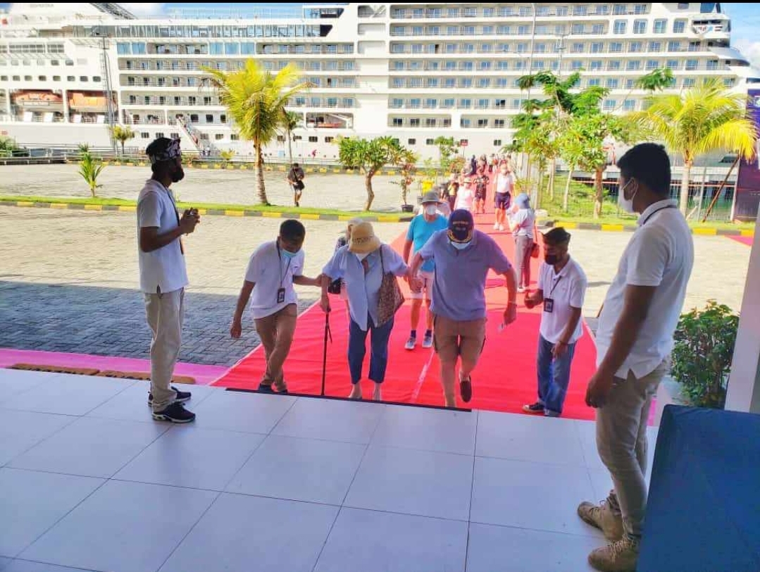 PELAYANAN PRIMA: Beberapa Tim Pelindo Lembar membantu wisman yang baru turun dari kapal pesiar di Pelabuhan Gili Mas Lembar, Selasa (6/12).(PELINDO FOR LOMBOK POST)