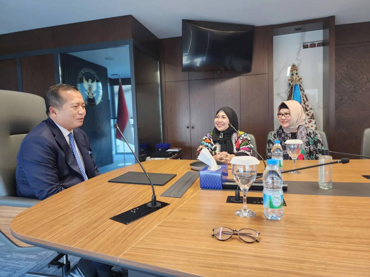 DISKUSI UMKM: Ketua IWAPI NTB Hj Baiq Diah Ratu Ganefi (tengah) saat berdiskusi dengan Dubes Indonesia untuk Turki Lalu Muhammad Iqbal di Ankara, Turki, beberapa hari lalu.(IWAPI NTB FOR LOMBOK POST)