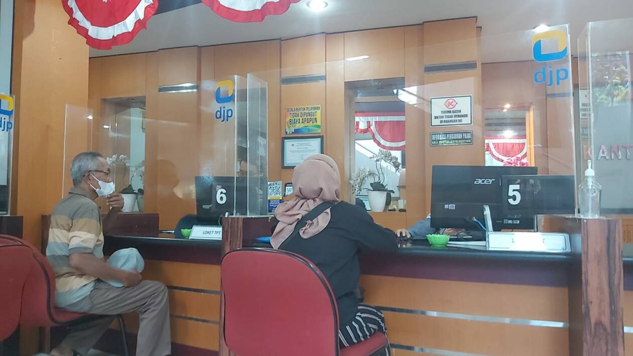 KONSULTASI PAJAK: Beberapa wajib pajak DJP melakukan konsultasi perpajakan di KPP Mataram Barat, beberapa waktu lalu.(NURUL/LOMBOK POST)