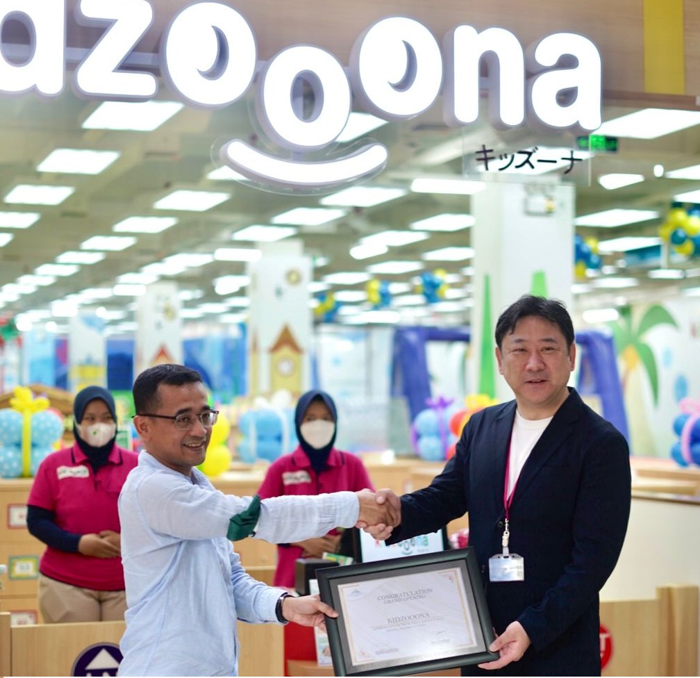 MULAI OPERASIONAL: Tenant Coordinator Manager LEM Dadit Ujayana (kiri) menyerahkan bukti mulai beroperasionya Kidzooona kepada President Director AEON Fantasy Indonesia Toru Fukushima di Lantai 2 LEM, Sabtu (17/12).(LEM FOR LOMBOK POST)