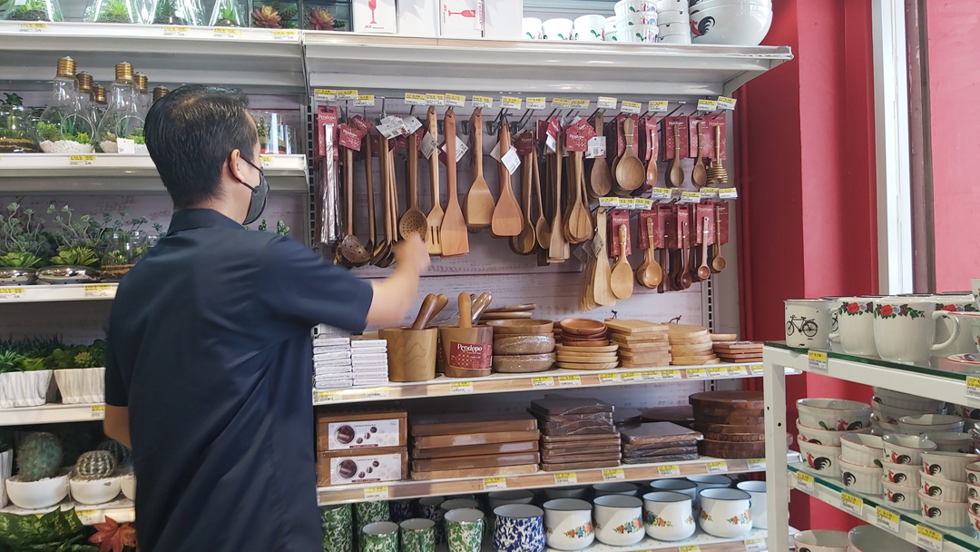 PRODUK LOKAL: Beberapa jenis produk lokal yang masuk di salah satu ritel Mataram.(NURUL/LOMBOK POST)