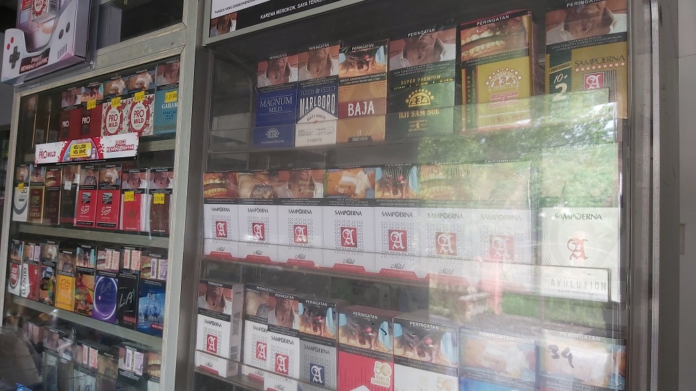 SEGERA NAIK: Cukai tembakau rokok akan naik kisaran 10 persen pada tahun 2023-2024 mendatang.(NURUL/LOMBOK POST)