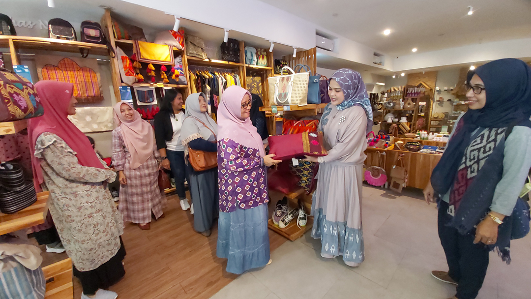 BERIKAN PENJELASAN PRODUK: Direktur Utama NTB Mall Indah Purwanti Ningsih (dua dari kanan) menunjukkan salah satu produk, kemarin (9/12).(NURUL/LOMBOK POST)