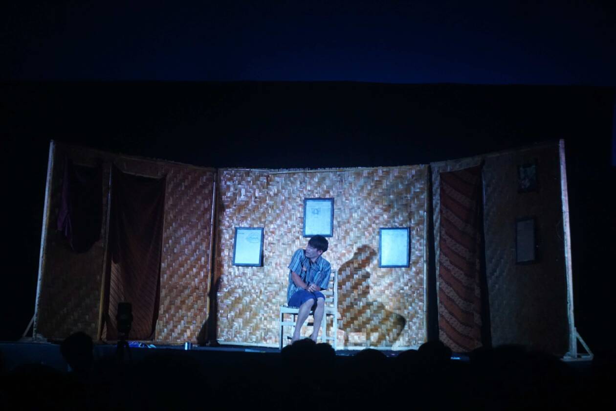 PENTAS AKHIR TAHUN: Arman Yulin Hanispi sedang bermain peran dalam pertunjukan monolog teater berjudul Randuse dan Putih Abu Surga dan Cinta di acara proklamasi teater di gedung bale wartawan, Kecamatan Selong, Rabu malam, (28/12) lalu. (Fatih/Lombok Post