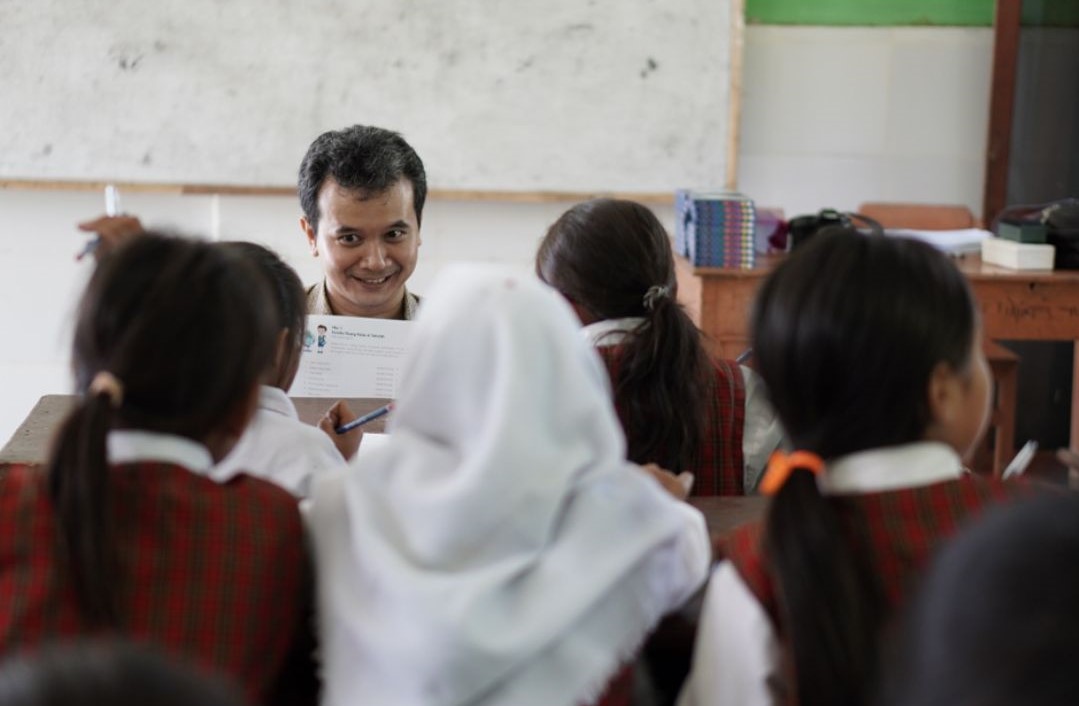PELATIHAN : Tim ITB saat menjelaskan instrumen workshop untuk mengidentifikasi elemen ruang kelas bersama siswa SDN Filial Semokan Ruak  Lombok Utara beberapa waktu lalu.