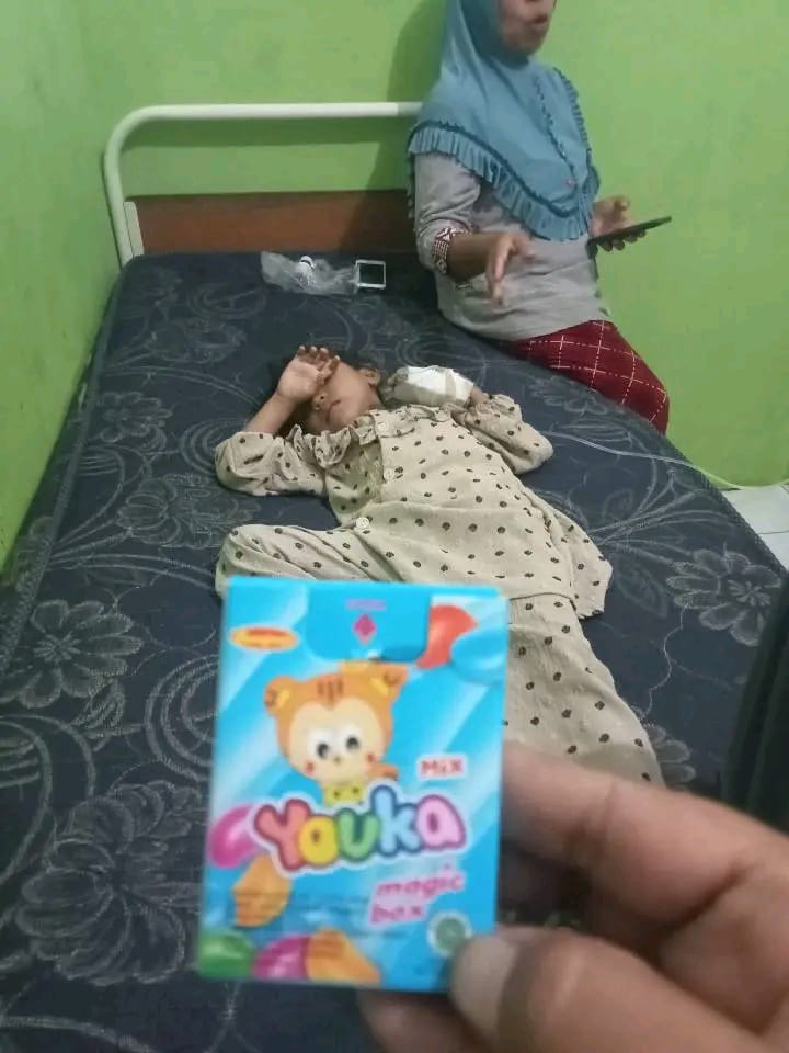 DIRAWAT: Salah seorang korban dirawat di Puskesmas Sape karena keracunan usai makan permen magic, kemarin (12/12).(FIRMAN/LOMBOK POST)