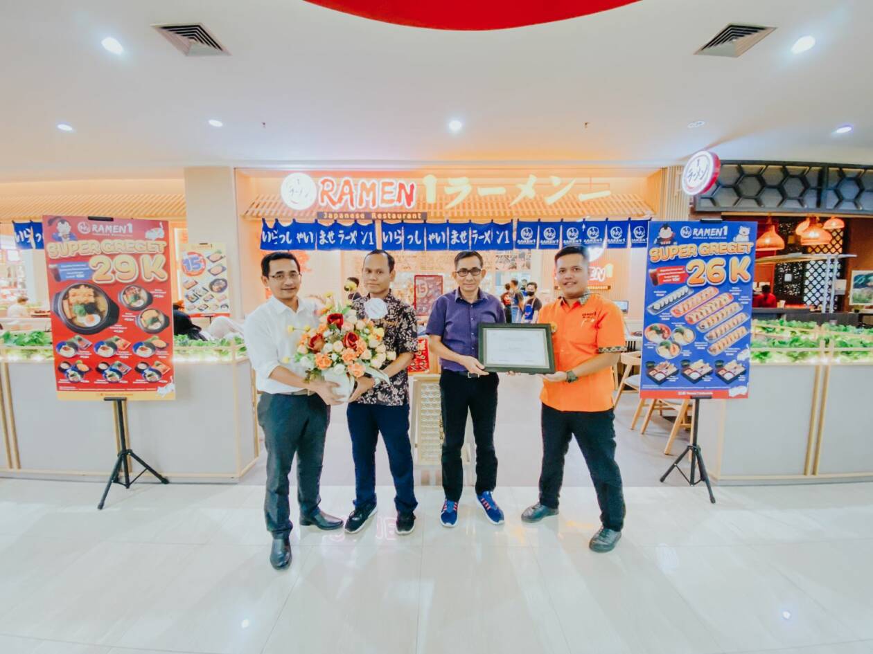 MULAI OPERASIONAL: General Manager LEM Salim Abdad (dua dari kanan) menyerahkan bukti mulai beroperasinya Ramen1 di LEM. (LEM FOR LOMBOK POST)