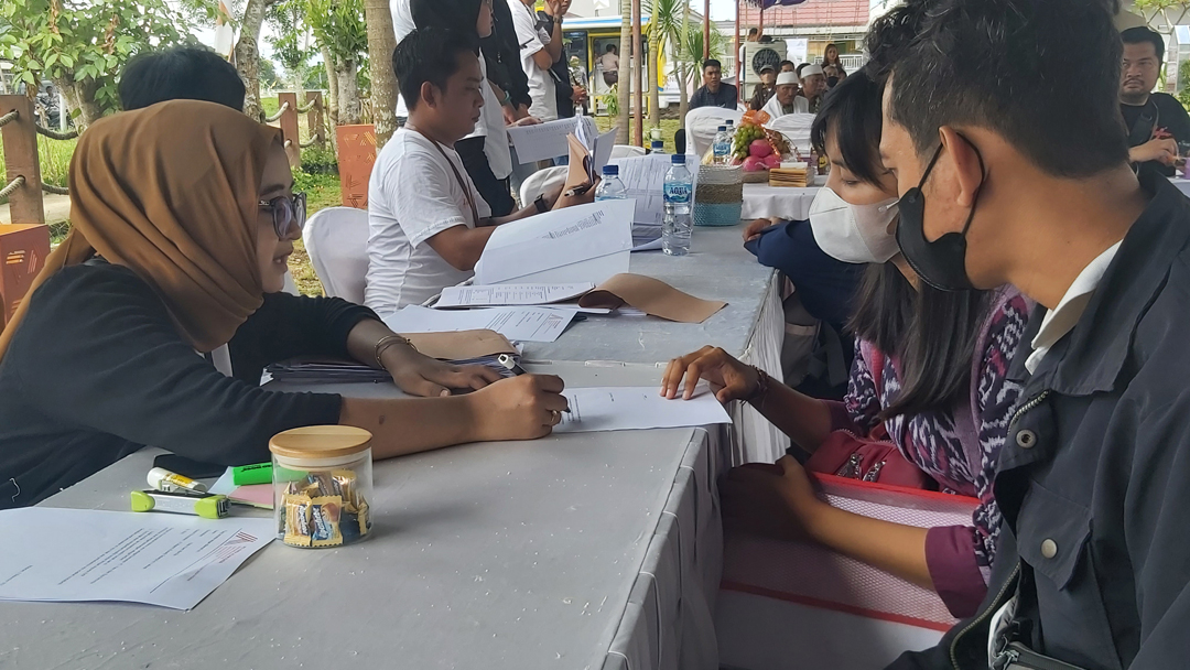 RUMAH SUBSIDI: Beberapa konsumen rumah subsidi yang melakukan proses serah terima di Labuapi, beberapa hari lalu.(NURUL/LOMBOK POST)