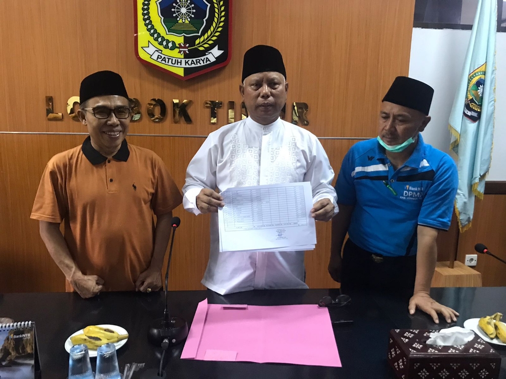UNTUK KORBAN GEMPA CIANJUR: Bupati Lotim HM Sukiman Azmy (tengah) bersama Kadis Sosial Lotim H Suroto (kanan) dan Kadiskominfo dan Persandian Lotim Fauzan (kiri) memperlihatkan daftar sumbangan dari 61 OPD lingkup Pemkab Lotim di ruang rapat bupati Lotim,