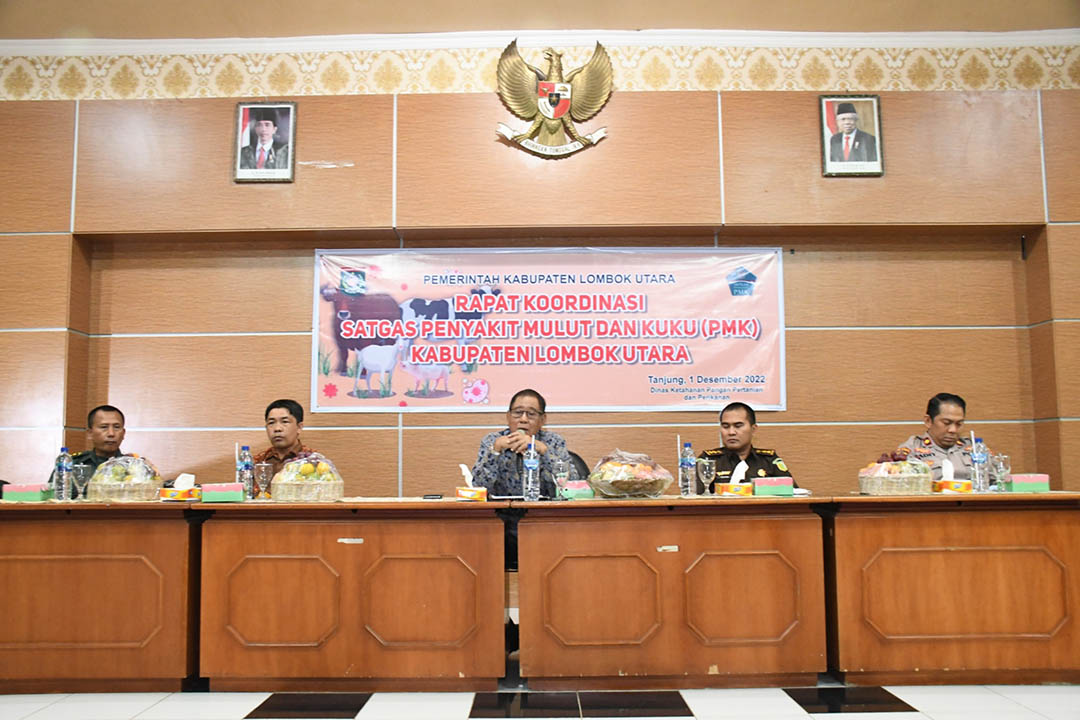 Bupati Lombok Utara H Djohan Sjamsu (tengah) membuka Rakor Satgas PMK KLU, di aula Kantor Bupati. (ferial/Lombok Post)