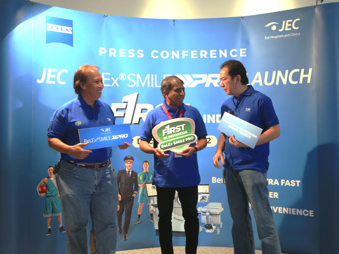 BERI PENJELASAN: Direktur Utama JEC @ Kedoya, sekaligus Ketua Layanan Bedah Katarak dan Refraktif JEC Eye Hospitals & Clinics Setiyo Budi Riyanto (kiri), Managing Director ZEISS Southeast Asia Ven Raman (tengah), dan Presiden Direktur PT NSD/JEC Eye Hospi