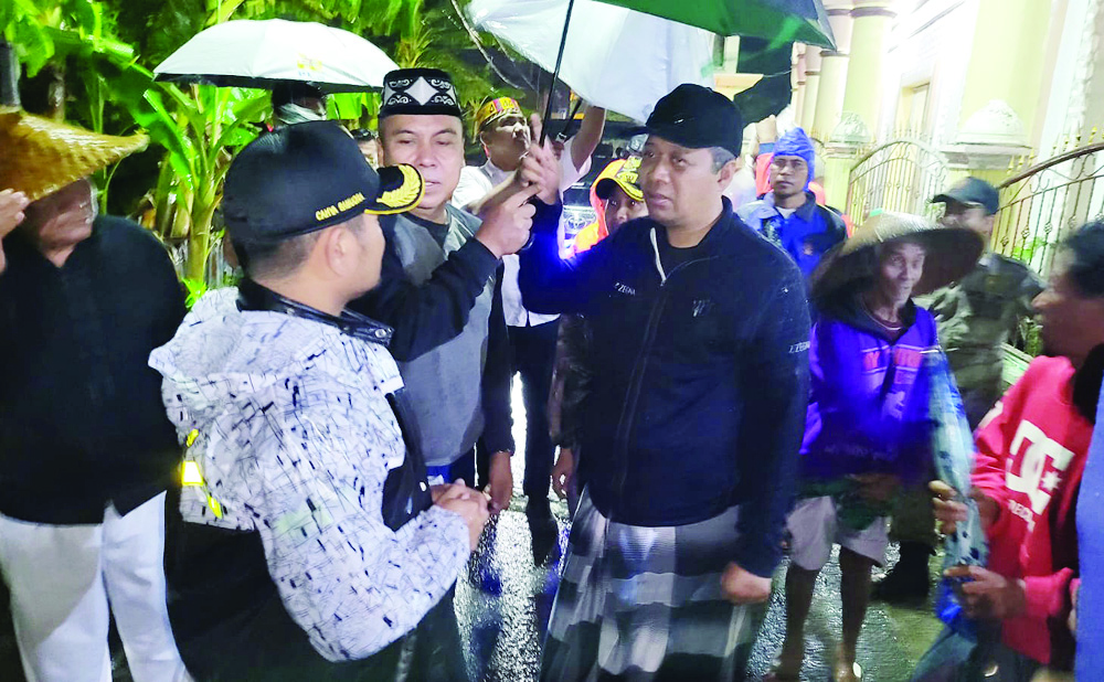 SAMBANGI WARGA: Gubernur NTB H Zulkieflimansyah saat berkunjung ke Lingkungan Mapak Indah lokasi banjir rob, kemarin malam (25/12).( IST/LOMBOK POST)