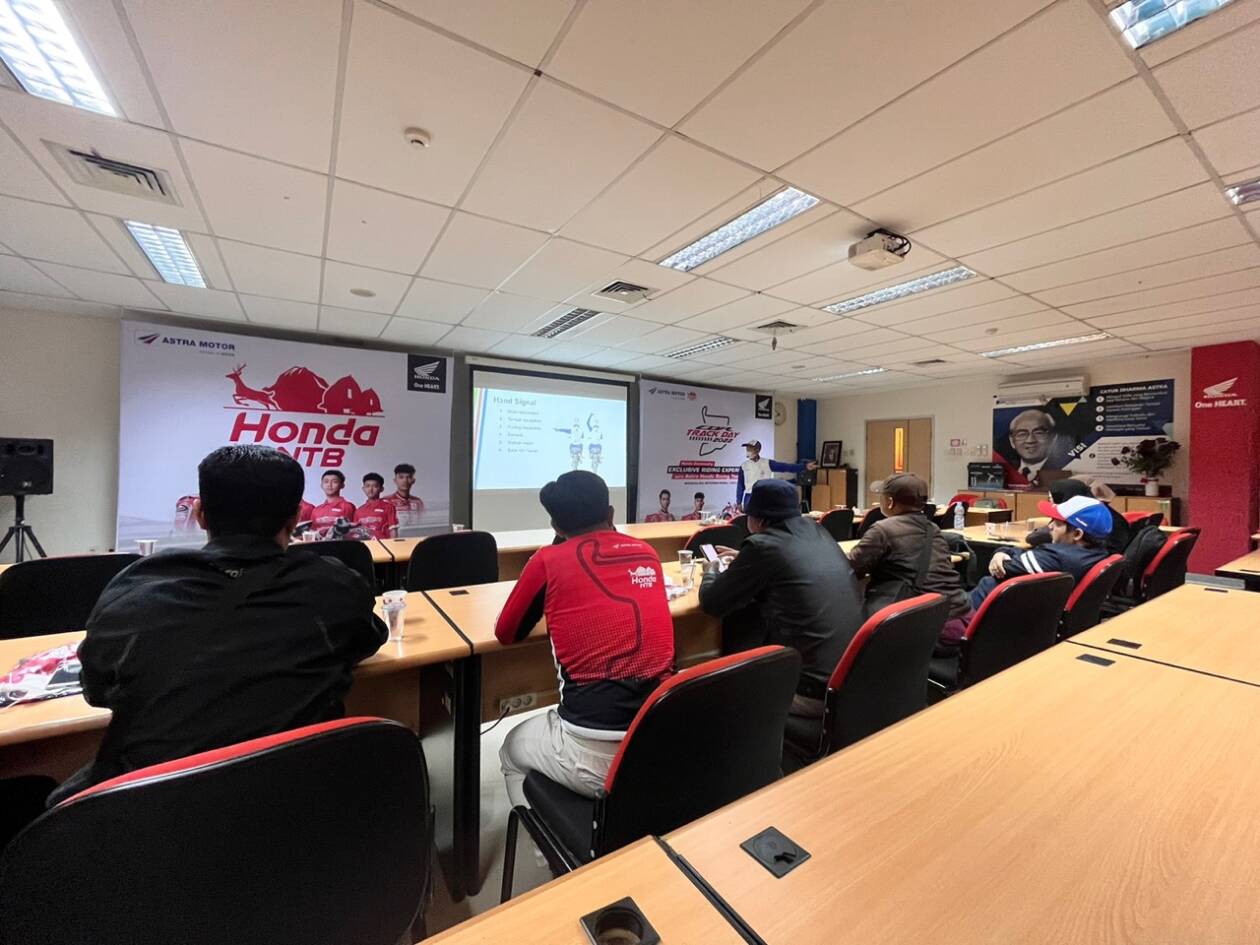 Cari aman: Tim safety tiding Astra motor NTB saat sosialisasi berkendara di kantor Astra motor NTB beberapa waktu lalu (Honda for Lombok Post)