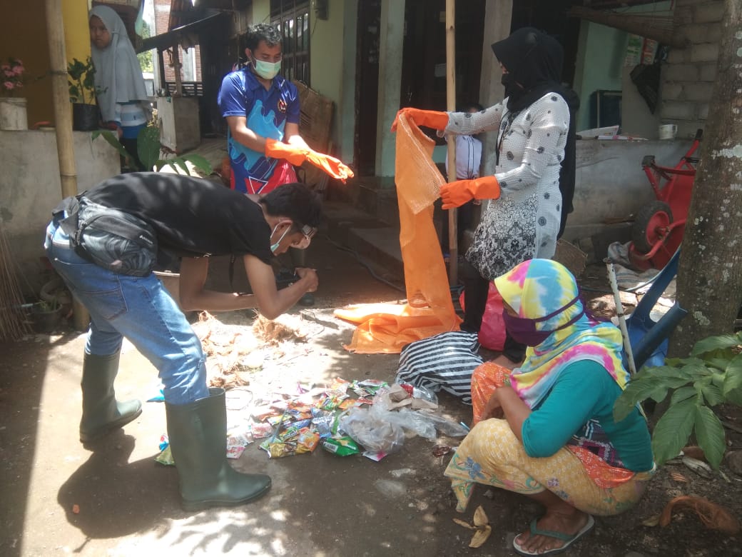 DAUR ULANG: Salah satu suasana aktifitas daur ulang sampah yang dilakukan Bintang Sejahtera yang bertahan di tengah pandemi Covid-19 berkat program Reland Center, belum lama ini.