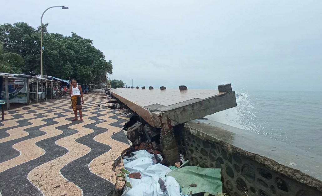 KIAN RUSAK: Beginilah kondisi Pantai Ampenan setelah diterjang gelombang beberapa hari terakhir. Anjungan Pantai Ampenan rusak parah.( TONI/LOMBOK POST)
