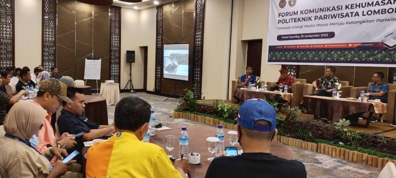 PERKUAT SINERGI: Suasana diskusi yang digelar Forum Kehumasan Poltekpar Lombok bersama media di Hotel Santika, Kota Mataram, Kamis (1/12/2022) lalu. (Dewi/Lombok Post)
