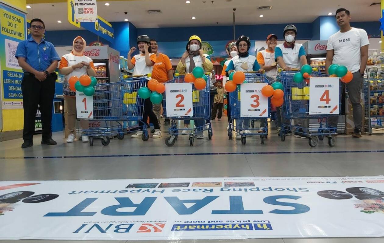 SIAP BERBELANJA: Perwakilan Hypermart LEM Albi Fajar Alkahfi (kiri) bersama Wakil Pemimpin BNI KCU Mataram Eni Sujiati (dua dari kiri) melepas peserta berbelanja di Hypermart LEM, Sabtu (3/12/2022) (Nurul/Lombok Post)