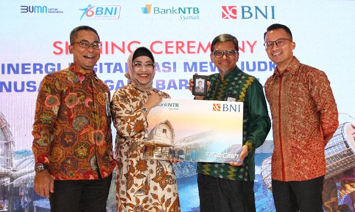 SINERGI MEMBANGUN DAERAH: Perwakilan manajemen Bank NTB Syariah bersama perwakilan manajemen BNI usai penandatanganan MoU di Jakarta, Selasa (6/12/2022). (foto istimewa)  
