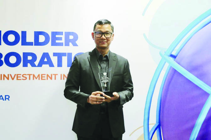 DEBITUR TERBAIK: Dirut PLN Darmawan Prasodjo (kanan) usai menerima penghargaan debitur terbaik kategori BUMN dari Kementerian Keuangan. (Istimewa)